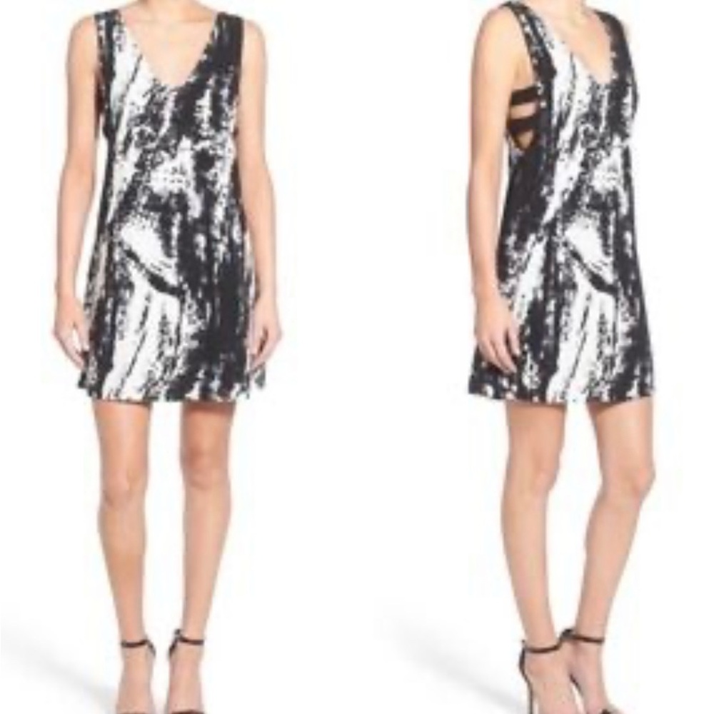 4SI3NNA Monochrome V-Neck Dress
